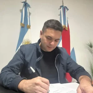Firma de decreto para llamado a licitación de asfaltado en calles de San José