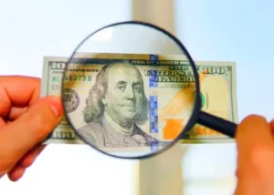 ¡Atención! Alerta por estafas: algunos billetes de 100 dólares perderán validez desde este mes
