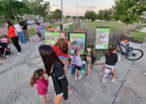 Plaza iluminada y en búsqueda de un nombre en Villa Elisa