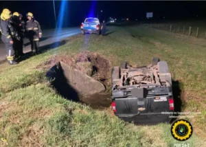 Despiste y vuelco de automóvil en Ruta Ex 26