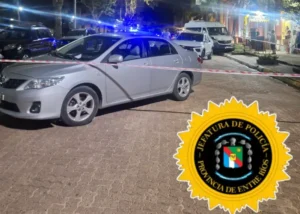 Un Conductor resultó lesionado tras impactar con dos autos estacionados en Colón