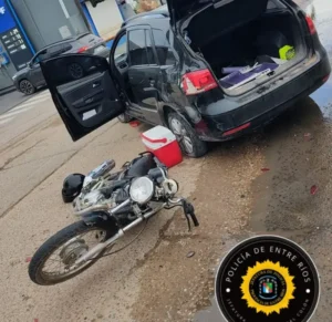 Accidente de tránsito en San José: Colisión entre un automóvil y una motocicleta