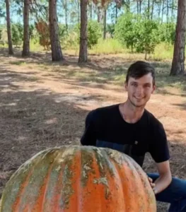 Productor entrerriano cosechó un zapallo gigante de 127 kilos