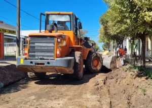San José: comenzaron los trabajos de retiro del viejo y deteriorado cordón cuneta de calle Maipú entre Sarmiento y Cettour