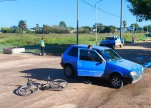 COLISIÓN ENTRE AUTOMÓVIL Y BICICLETA EN SAN JOSÉ: UN MENOR RESULTÓ CON LESIONES LEVES