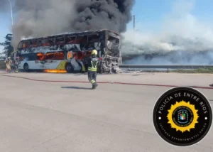 San José: incendio consumió un colectivo en plena autovía, sin registrarse personas heridas