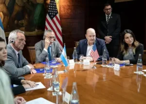 El Gobierno anunció una reforma sanitaria y confirmó la salida de la Organización Mundial de la Salud