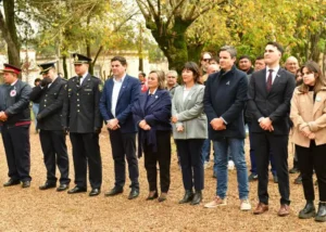 Acto protocolar del 25 de mayo en la plaza de Barrio El Brillante