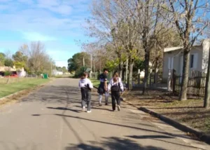 Arroyo Barú: estudiantes realizaron una salida de campo informando a los vecinos sobre la práctica de SEPARACION DE RESIDUOS y RECICLADO