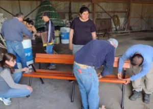Taller de Carpintería de Arroyo Barú Continúa Restaurando Bancos