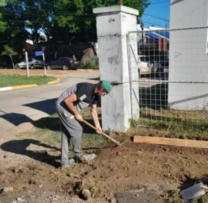La Municipalidad de San José, a través de su personal de obras y mantenimiento, lleva adelante tareas de mejora en el acceso y las instalaciones del Área para Personas con Discapacidad