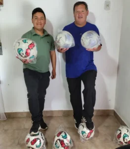 Entrega de nuevas pelotas a la Escuelita de Fútbol de Arroyo Barú