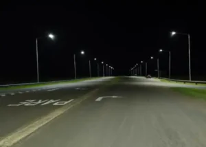 Acceso iluminado para La Clarita