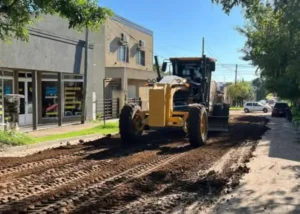 Con recursos municipales se lleva adelante el enripiado de calle Irigoyen en San José.