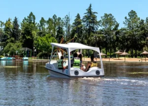 Propuesta recreativa en Termas Villa Elisa: Lago Aventura invita a disfrutar del lago con kayaks, botes y más actividades