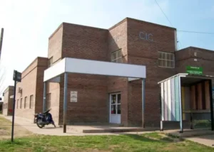 Violento ataque en escuela de jóvenes y adultos: alumno golpeó a nueve compañeros con una cadena de moto
