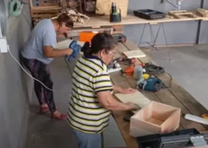 Comenzaron las clases del taller de carpintería en Colonia Hambis