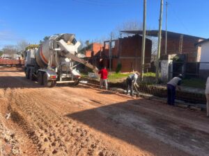 Continúan las obras de cordón cuneta en Barrio San Jorge