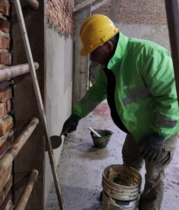 En estos días de lluvia, avanzan los trabajos en espacios cubiertos