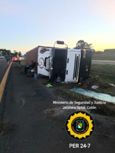 Ubajay: Vuelco de camión en Ruta 14 sin lesionados