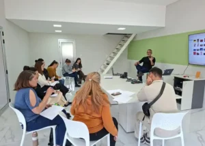 Impulso emprendedor: los proyectos de Villa Elisa Activa se capacitan en marca, fotografía y video